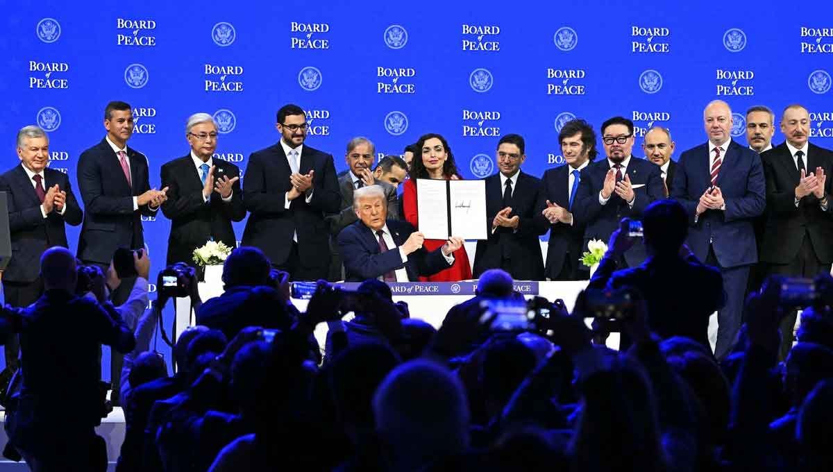 Des dirigeants posent avec Donald Trump qui montre fièrement la Charte fondatrice signée lors de la réunion du Conseil de la Paix au Forum de Davos, le 22 janvier 2026