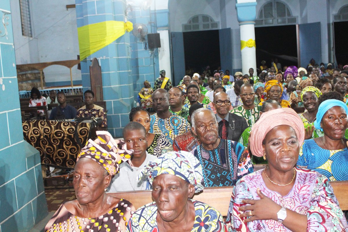 Les fidèles venus nombreux prier avec et pour le prélat