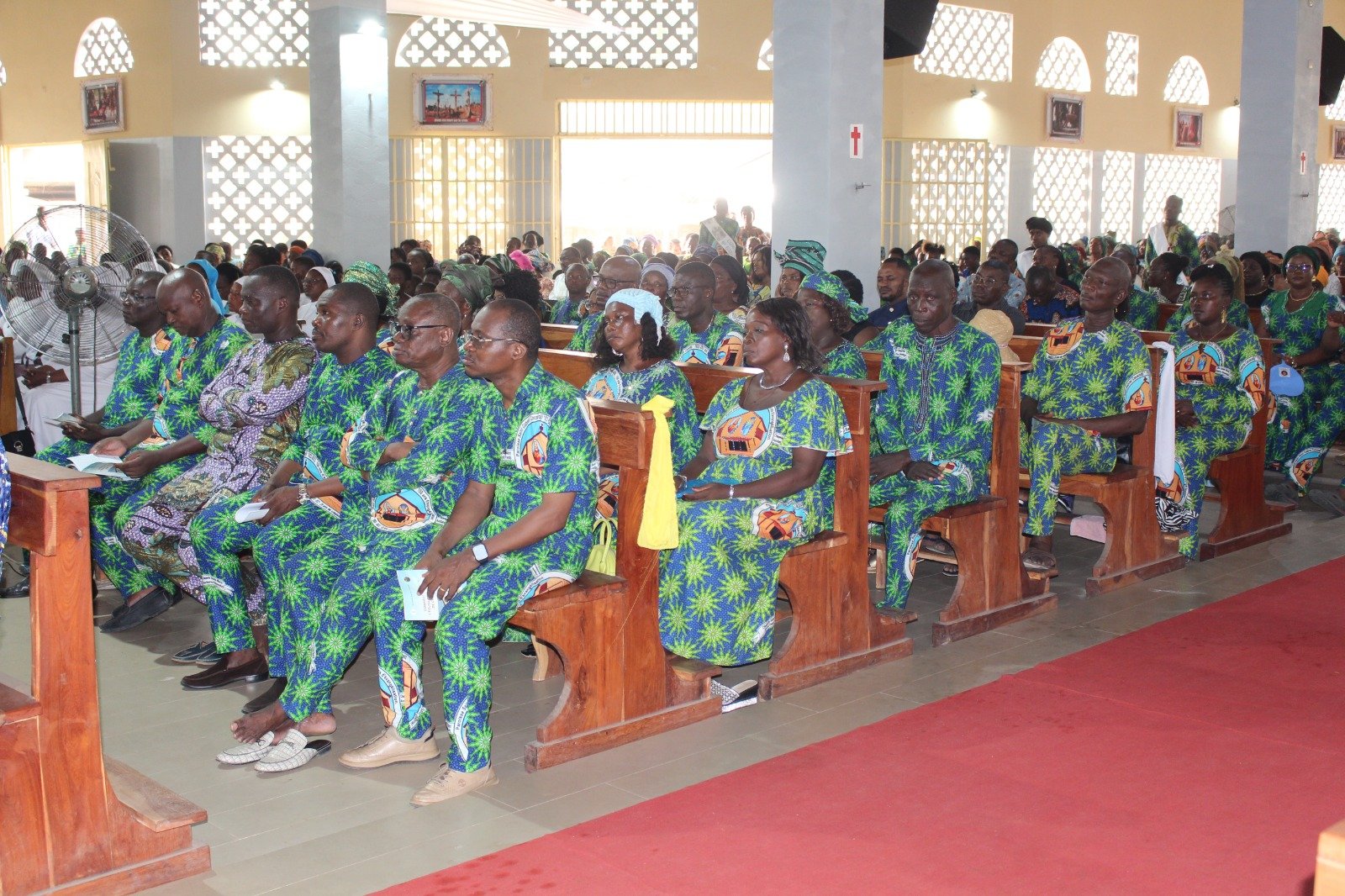 Vêtus de l'uniforme de leur centenaire d'évangélisation, les fidèles ont massivement participé à la messe de la concécration de leur église