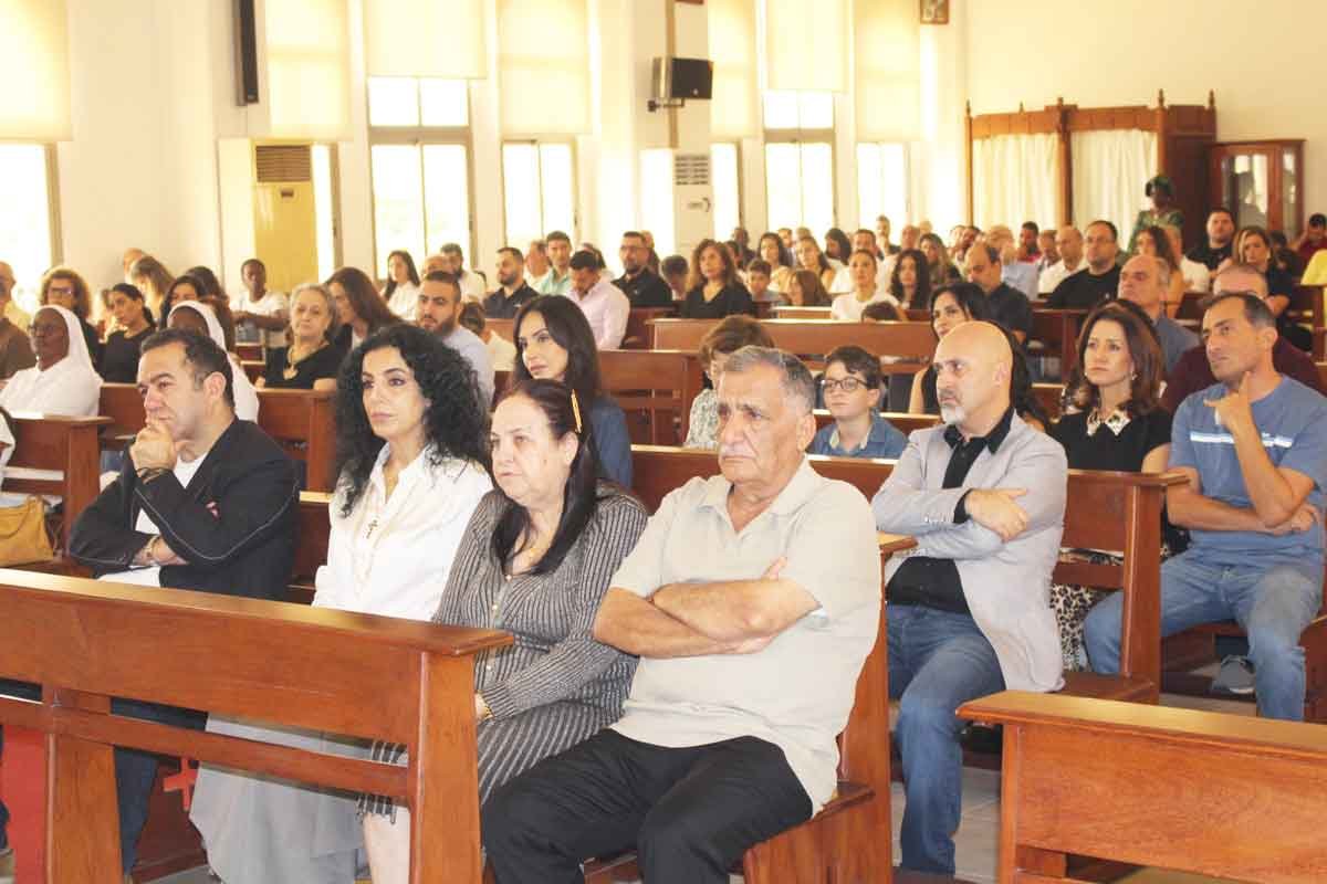 Les fidèles écoutent attentivement l'homélie de Mgr Simon Faddoul